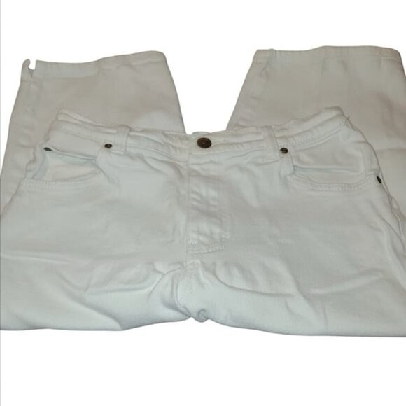 Style Co Women s size 8P White Bermuda Shorts Button zip up with 5 pockets - Picture 2 of 9